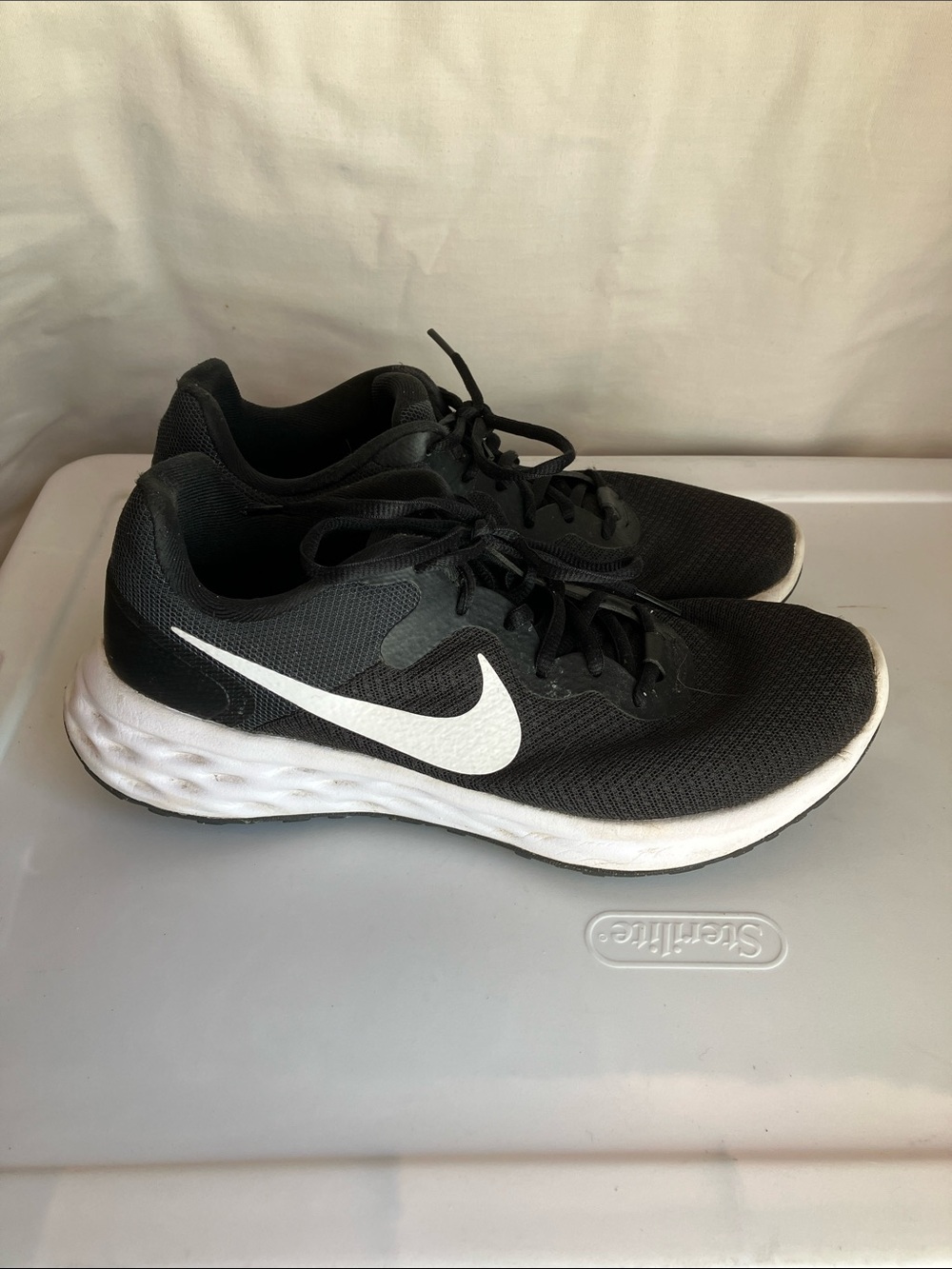 Nike Revolution 6 Next Nature running track black white women’s shoes 9.5